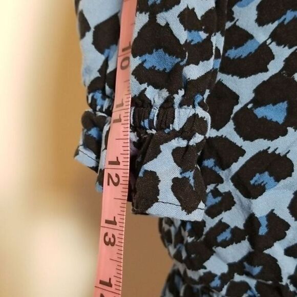 Banana Republic V neck short sleeve blue black leopard women's medium blouse - Picture 7 of 7